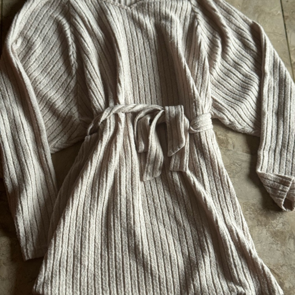 Luneh Raglan sleeve belted dress - Picture 3 of 3